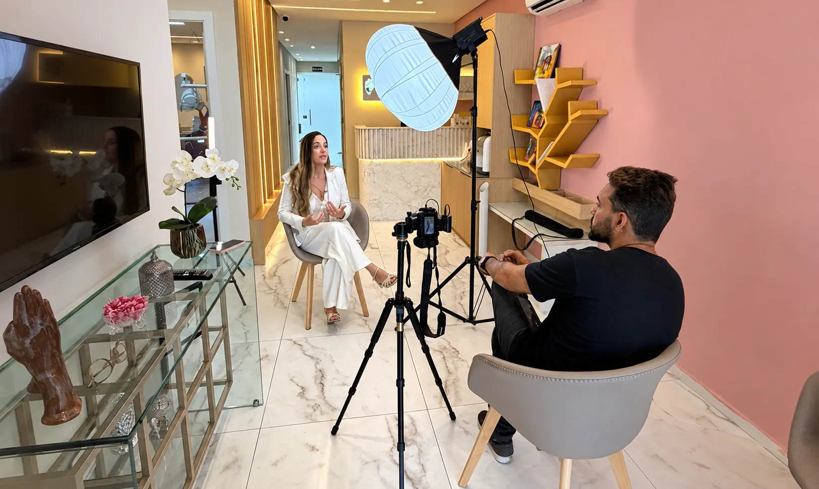 Fotógrafo em estúdio produzindo fotos de produtos para marca
